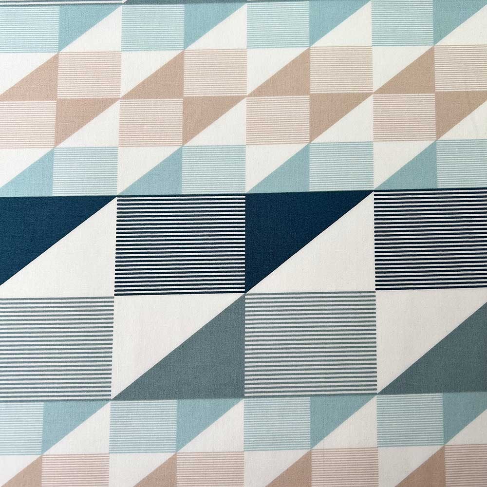 Stof med patchwork print metervarer med trekanter og firkanter printet stof