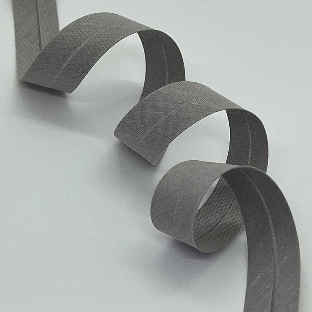 Skråbånd i lysegråt kantbånd lysegrå bånd ligger foldet