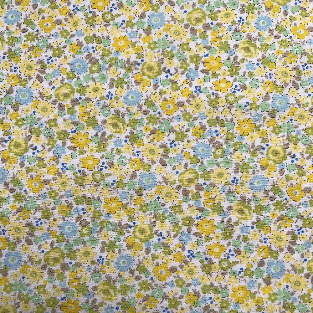 produktfoto af metervare stof der ligger fladt med en linial ovenpå - stoffet er printet med blomster