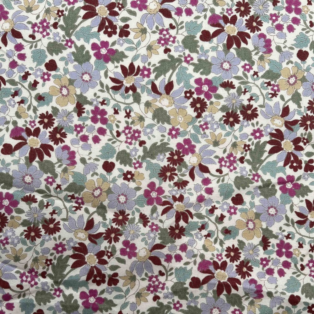 produktfoto af metervare stof der ligger fladt med en linial ovenpå - stoffet er printet med blomster