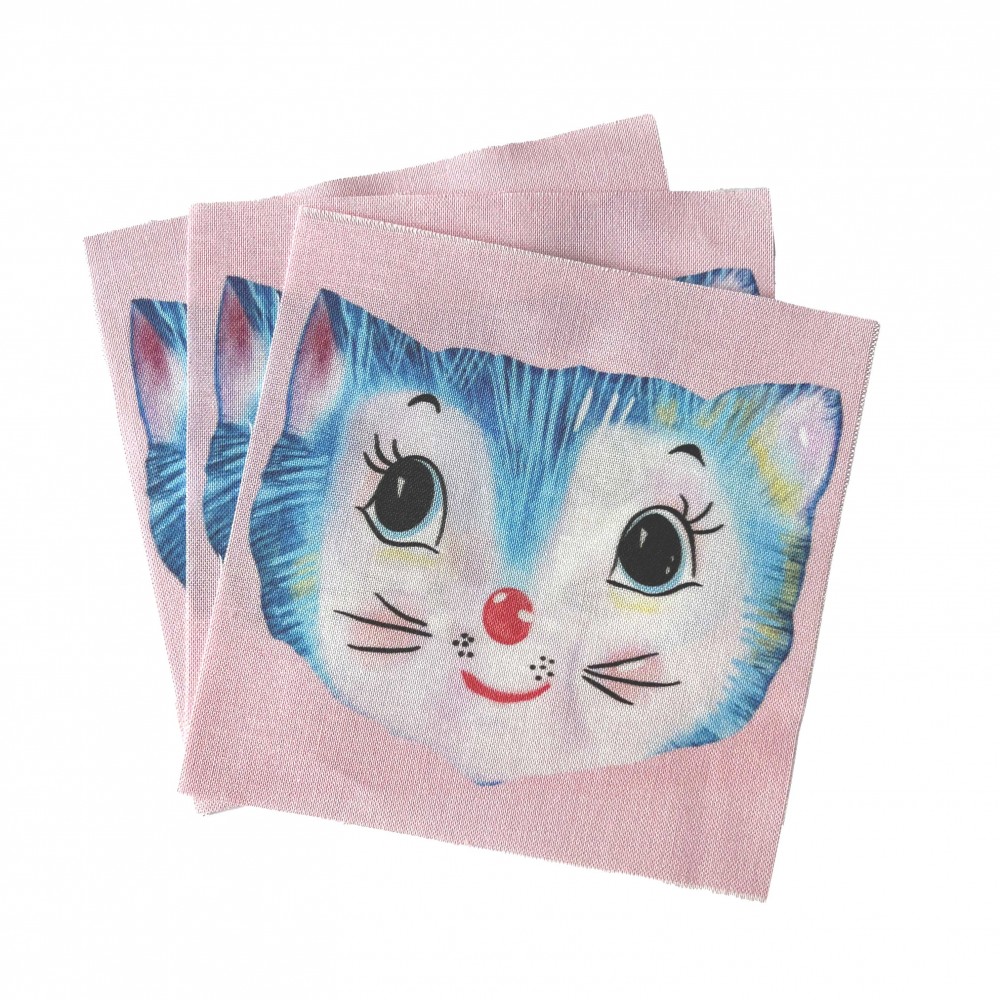 Precuts pakke med tre små stofstykker af retro kat. Produktfoto af pakke med 3 stykker stof til at sy med